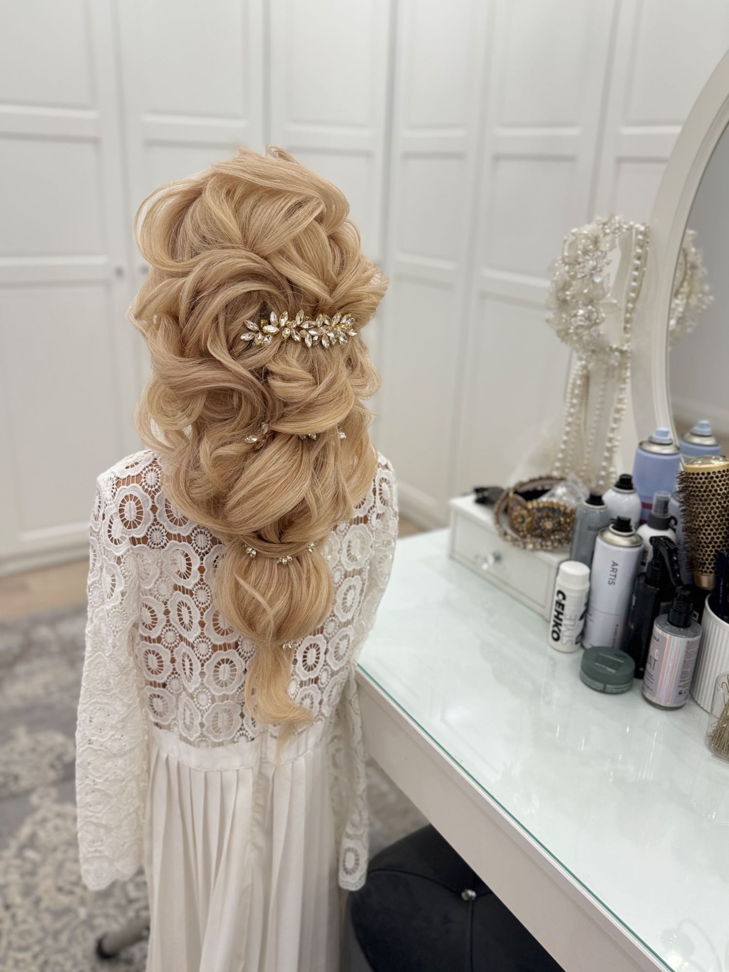 Upięcie z fal w greckim stylu