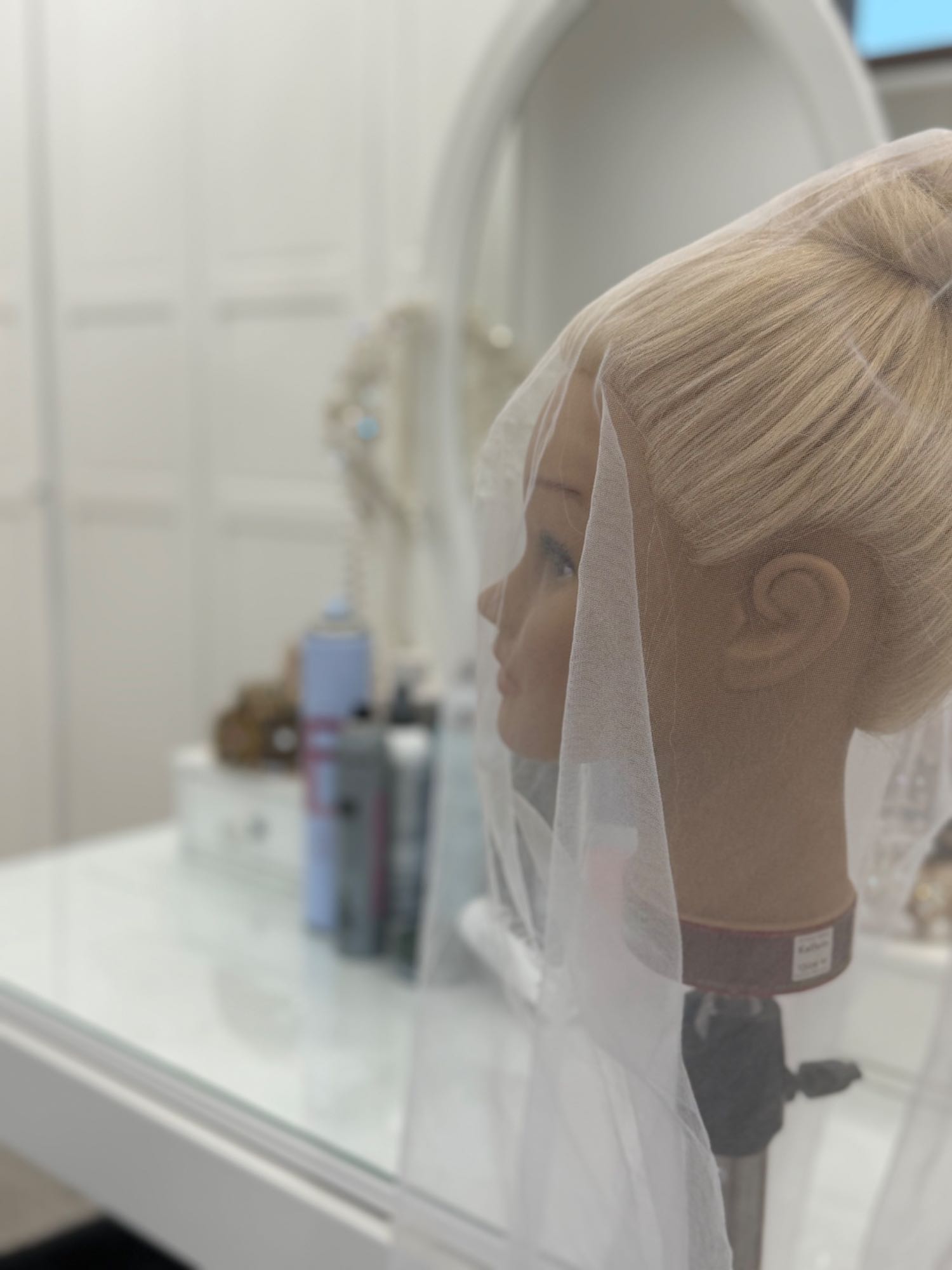 Jak prawidłowo wpiąć welon przy czesaniu ślubnym